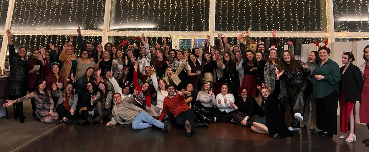 Fotografia de grupo da equipa da Olhar Poente numa festa de Natal.